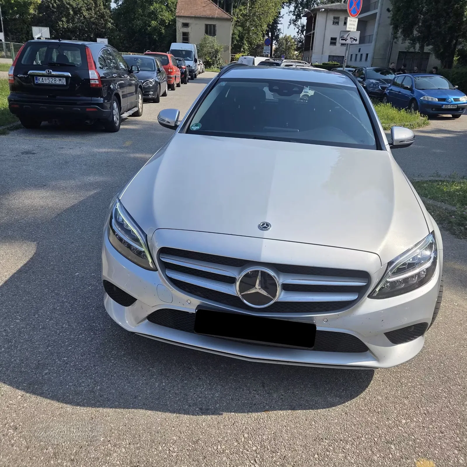 Prednji pogled na Mercedes-Benz E-klasu karavan AUTO 153