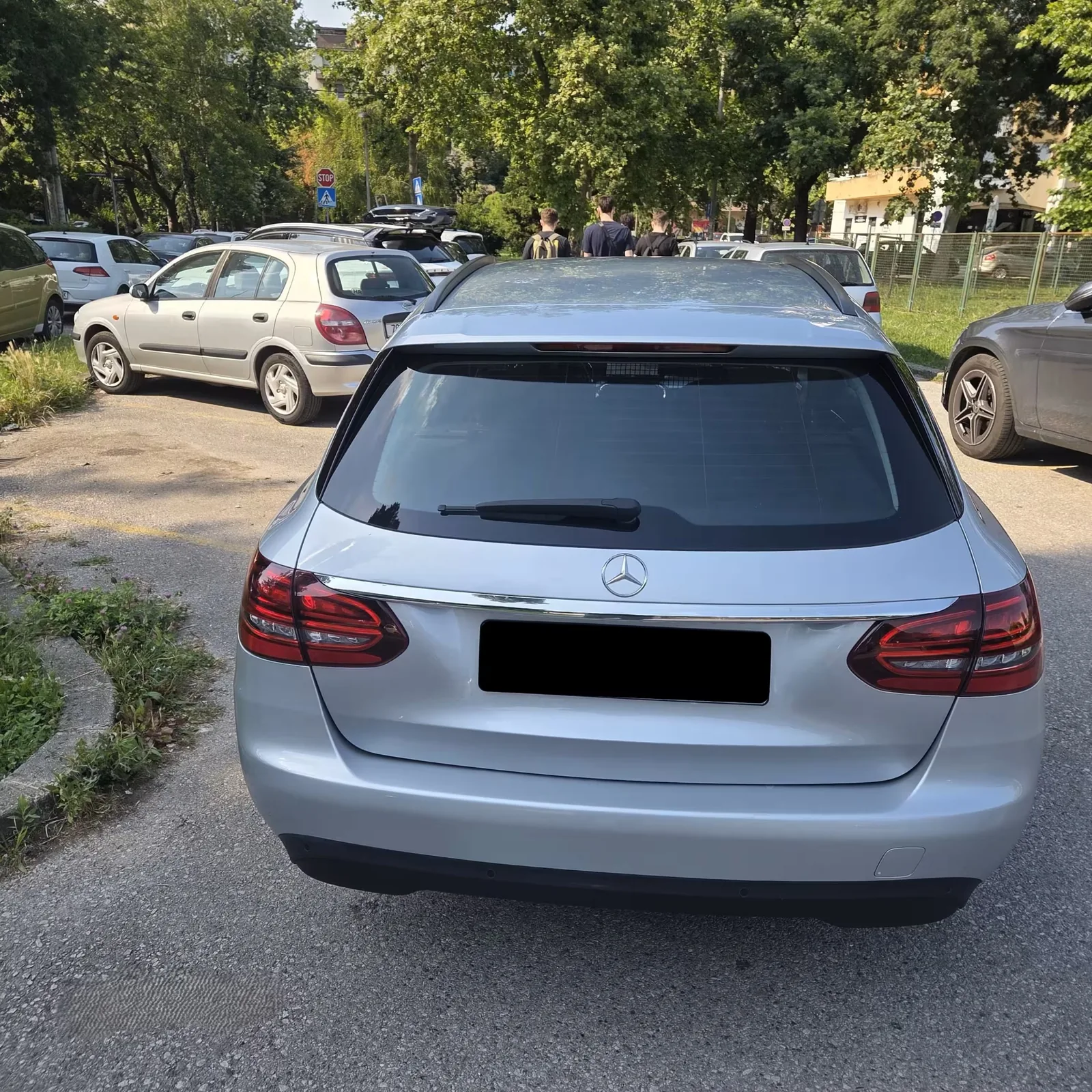 Stražnji pogled na Mercedes-Benz E-klasu karavan AUTO 153
