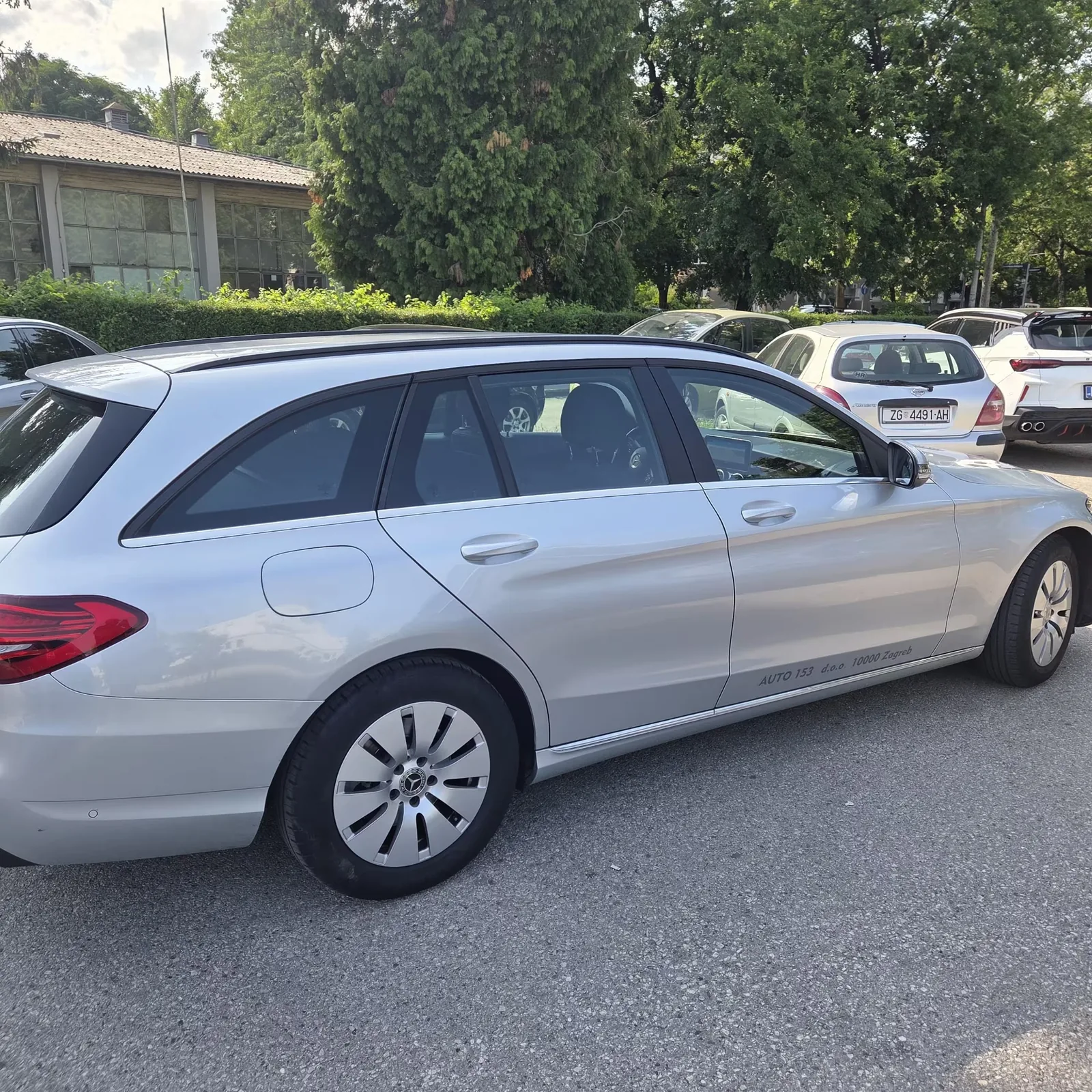 Bočni pogled na Mercedes-Benz E-klasu karavan AUTO 153